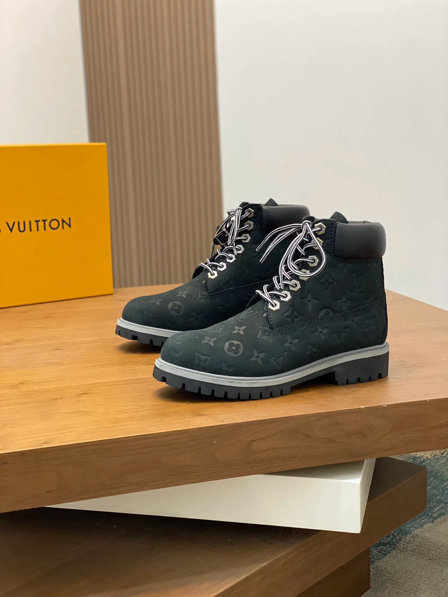Men's shoes 💰💰760 Loui* Vuitto* x Timberlan* co-branded presbyopic rhubarb boots, ankle boots, short boots, LV x Timberland ankle boots are made of Monogram embossed waterproof nubuck cow leather, relying on the brand's exquisite craftsmanship to carefully reshape the classic Timberland 6-inch boot shape in Italy, making an eye-catching appearance in American workwear style. Created by Pharrell Williams 2025 autumn and winter menswear show. The Monogram embossed tongue, original Timberland laces and outsole are exquisite details, the leather label expresses the cooperation logo, and the delivery counter is exquisitely packaged! ▪️Size: Women's 35-40 (customized in 40) ▪️Size: Men's 39-46 (45/46 customized)